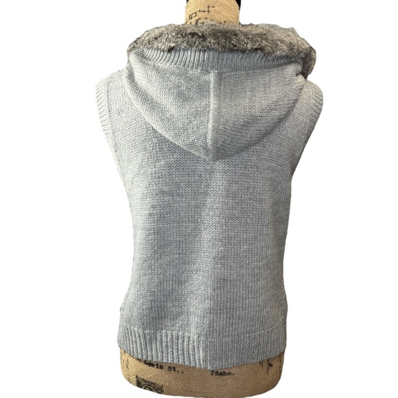 Lord & Taylor EC Vintage gray cable knit buttoned up vest hoodie. Size medium - Picture 6 of 7
